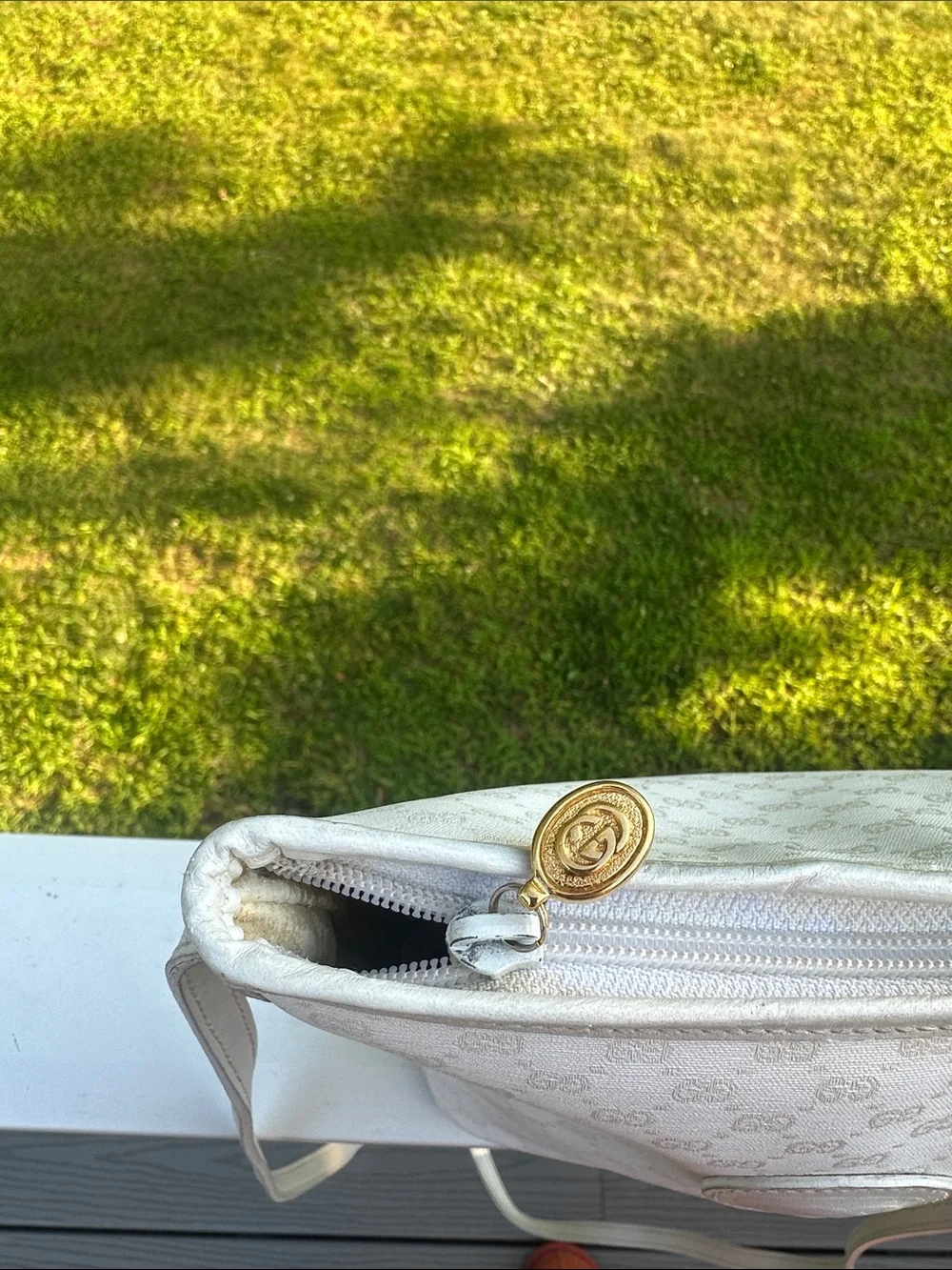 Gucci White Crossbody Bucket Bag